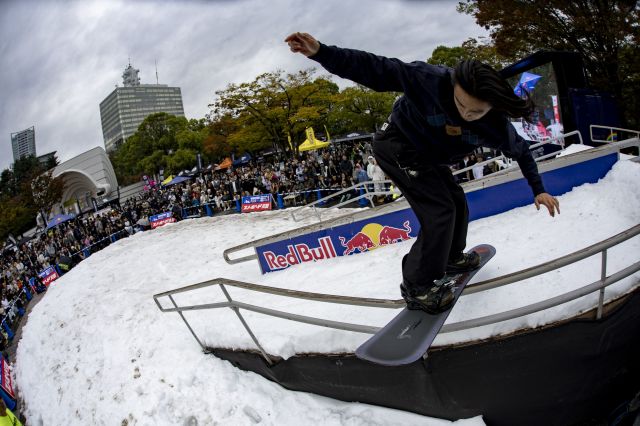 スノーボードの華麗な技も披露された2024年の「東京雪祭」