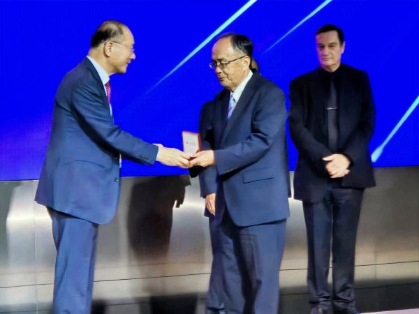 表彰される斎さん