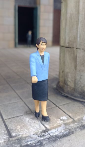 25分の1のスケールで精巧に再現された国会議事堂に登場した首相似の人形