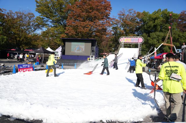 代々木公園に現れる「雪山」で、スノーボーダーが技を披露する「東京雪祭」のイベント