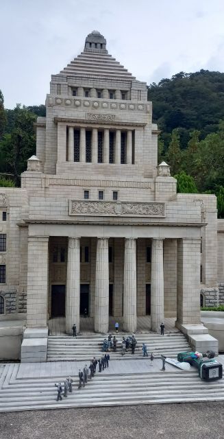 25分の1の国会議事堂。よく見ると階段に人が!