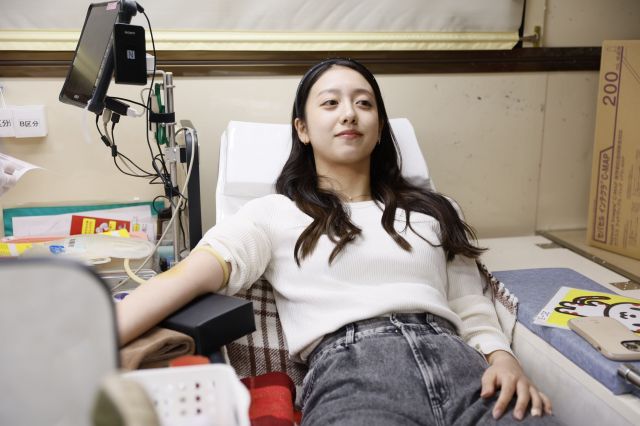 2024年に開かれた「東京雪祭」で献血に協力する来場者