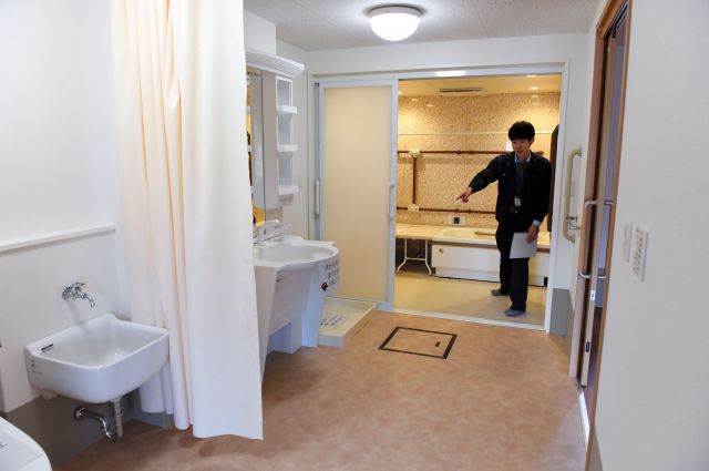 洗面台も風呂やトイレも車いすがそのまま入っていけるように設計されたバリアフリーの部屋＝2019年、岩手県大槌町の県営アパートの一室