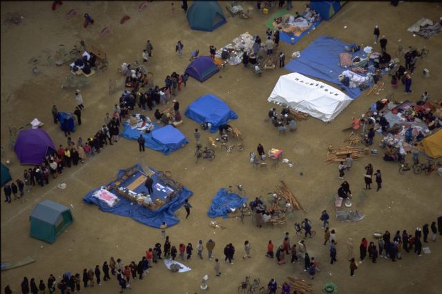 配給には被災者たちが長い列を作った=1995年1月18日