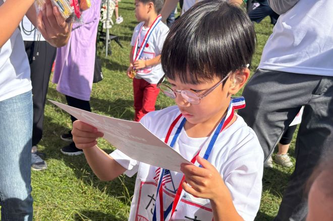 80mの「親子ラン」に参加した小学1年生の松井拓真さん。完走賞をもらいました