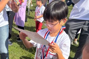 24週662gで生まれた6歳の男の子、初めての80m「親子ラン」