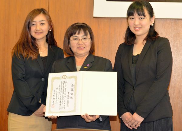 当選証書を手にした家根谷敦子さん（中央）と次女の智美さん（左）、三女の明美さん=2015年4月27日
