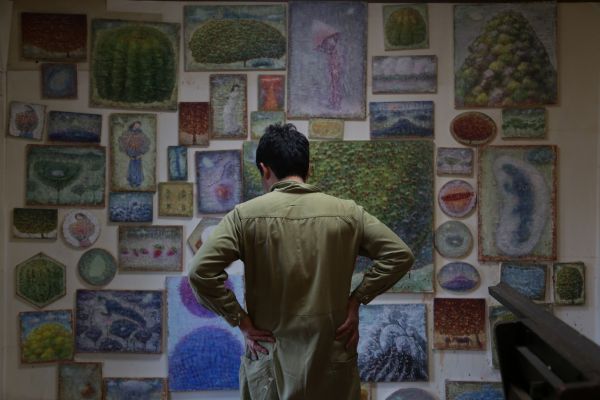 画家の弓手研平さん