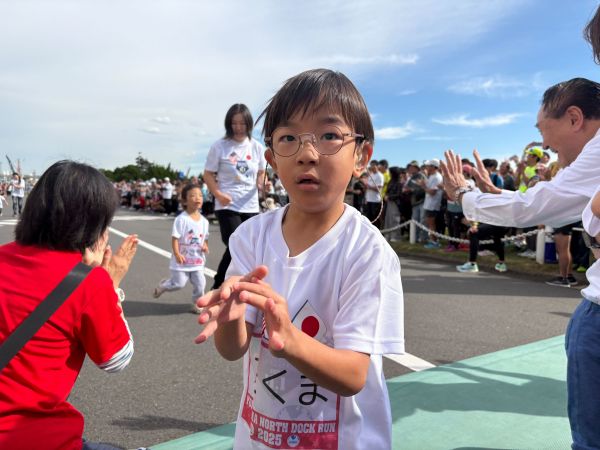 80mの「親子ラン」に参加した小学1年生の松井拓真さん