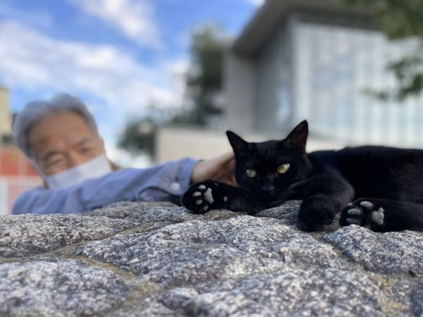 警備員の馬屋原定雄さんと黒猫のケンちゃん
