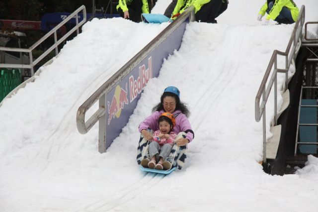 ソリ遊びを楽しむ親子連れもたくさんいました