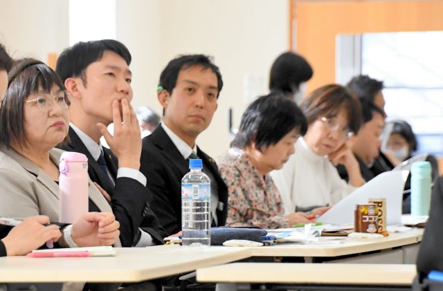 障害者の自立と政治参加を進めるネットワークの大会で話を聞く議員たち。手前の家根谷さんのほか、その奥の愛知県豊田市議の中島竜二さん、埼玉県戸田市議の佐藤太信さんは発表者の隣の手話通訳者を見ている＝2024年1月15日、群馬県伊勢崎市、川村さくら撮影