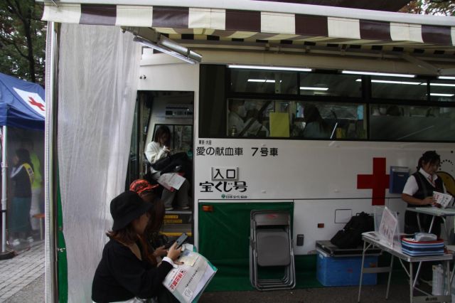 「東京雪祭」の献血バス