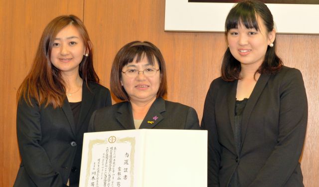 当選証書を手にした家根谷敦子さん（中央）と次女の智美さん（左）、三女の明美さん=2015年4月27日