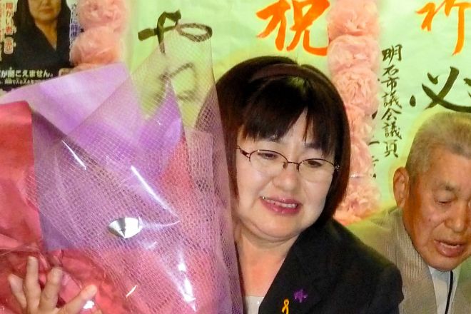 当選を決めて花束を受け取る家根谷敦子さん=2015年4月26日