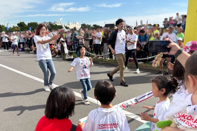 親子3人でゴールする小学1年生の坂上芽さん（中央）＝画像の一部を加工しています