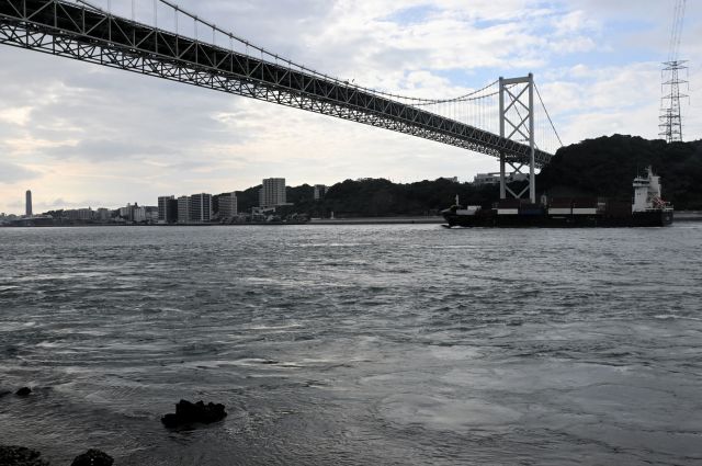 関門海峡の最狭部付近にある関門橋=2025年10月8日、福岡県北九州市門司区、中村有紀子撮影