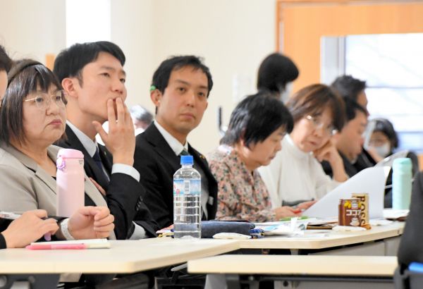 障害者の自立と政治参加を進めるネットワークの大会で話を聞く議員たち。手前の家根谷さんのほか、その奥の愛知県豊田市議の中島竜二さん、埼玉県戸田市議の佐藤太信さんは発表者の隣の手話通訳者を見ている