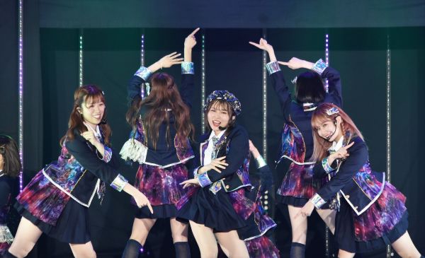 「UFO募集中」を歌った＝2021年7月、福岡市