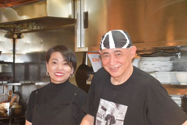 左から吉岡かつ江さん、富佐男さん