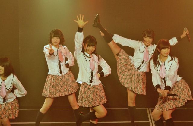 ステージで2期生とともに歌う秋吉さん（中央）＝2014年11月