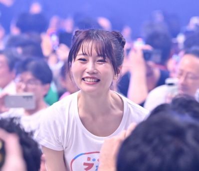 Boostyファンまつりのライブパフォーマンスで客席に。気合の入るステージではずっと「お団子ヘア」にしている