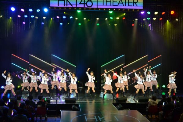 5周年記念公演で劇場のステージに立つ2期生＝2016年11月、福岡市