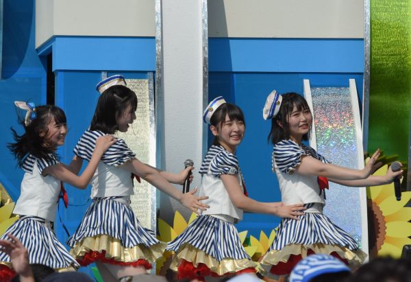 TOKYO IDOL FESTIVAL（TIF）のステージに立つ秋吉優花さん（右）＝2018年8月、東京