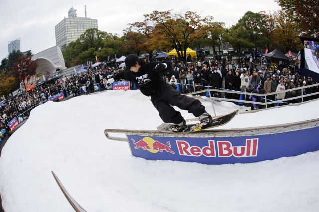 「東京雪祭」の会場では、スノーボーダーたちが華麗な技を披露し、観客から歓声が上がっていました＝SNOWBANK提供