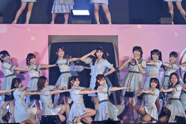 Boostyファンまつりで「君とどこかへ行きたい」を披露したHKT48 とNGT48のメンバー＝2025年9月、東京