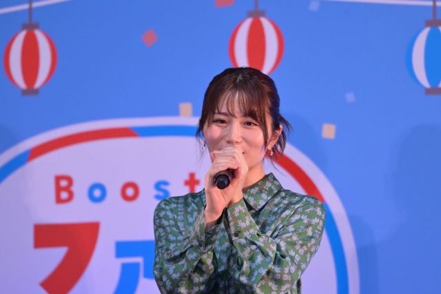 Boostyファンまつりで歌う秋吉さん