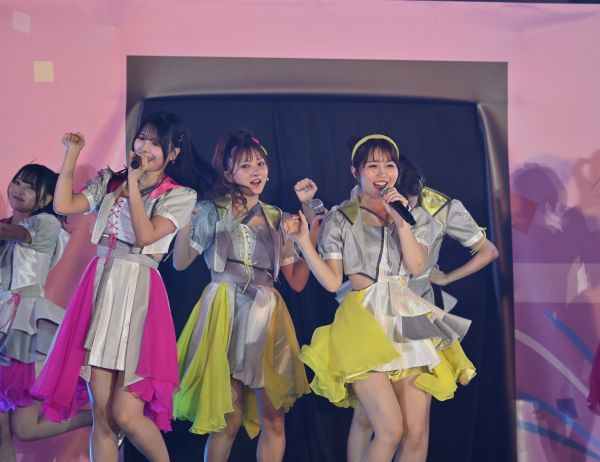 Boostyファンまつりで歌う秋吉優花さん＝2025年9月、東京