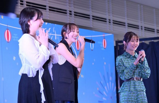 Boostyファンまつりでステージに立つ（右から）秋吉さん、野島さん、三村さん