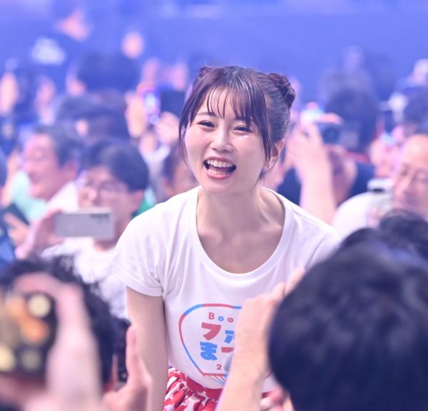 Boostyファンまつりでファンの前に登場。気合の入った場面は「お団子ヘア」がトレードマーク＝2025年9月、東京
