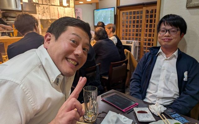 会社の先輩である中西祥平さん（右）と、この日店で出会って一緒に飲んだ島田俊昭さん