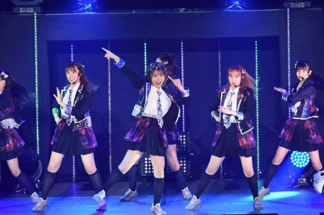 リクエストアワーでUFO募集中を歌う秋吉さん。左が下野由貴さん、右が上野遥さん（ともに卒業）。2人とも劇場公演1000回を達成した＝2021年7月、福岡市