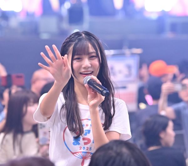 Boostyファンまつりでファンに笑顔を見せる猪原絆愛さん＝2025年9月、東京