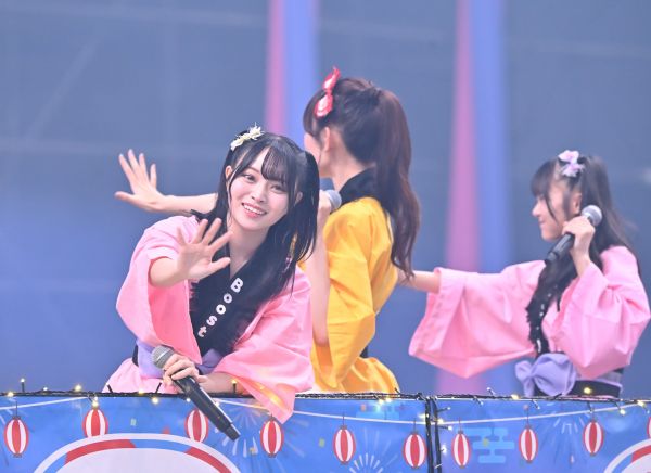 Boostyファンまつりでトロッコから手を振る竹本くるみさん＝2025年9月、東京