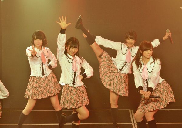 3周年記念公演で劇場のステージに立つ2期生＝2014年11月、福岡市