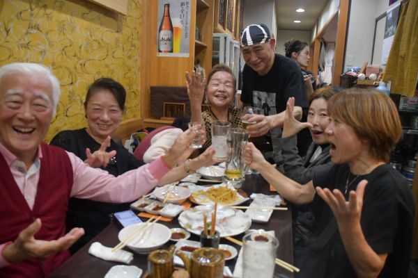 グループが飲んでいたところに初対面の右の2人が合流。初めましてだとは思えない盛り上がり