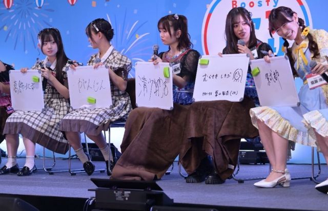 Boostyファンまつりのイベントでは、秋吉さんがクイズコーナーでいきなり正解を口走ってしまい、会場のファンが聞かなかったふりをする一幕も。「何年やってるんだ、って話ですよね。よくないですね笑」