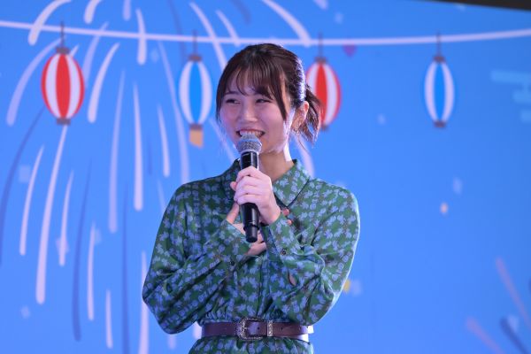 Boostyファンまつりで歌う秋吉優花さん＝2025年9月、東京