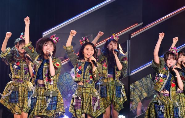 劇場公演で歌う秋吉優花さん＝2025年1月、福岡市