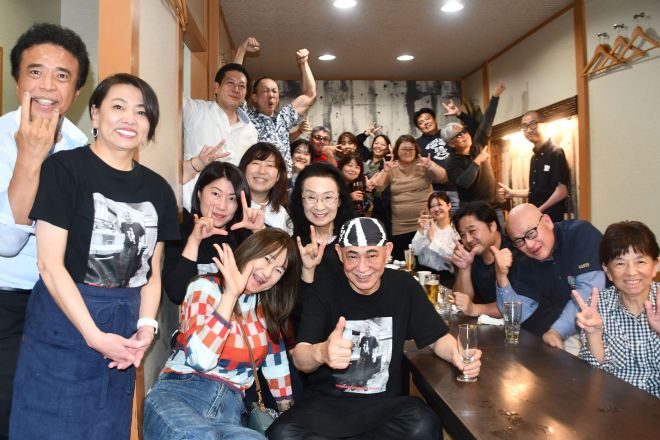 25周年パーティーで撮影した集合写真。前列中央が吉岡富佐男さん、左から2人目がかつ江さん