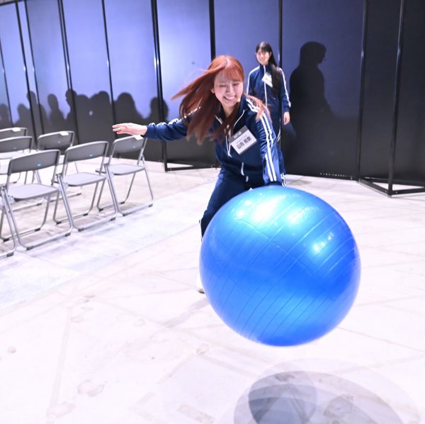 Boostyファンまつり。ドリブルがあらぬ方向に向かう山内祐奈さん＝2025年9月、東京