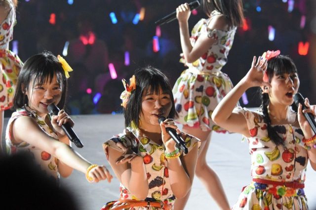 コンサートで歌う秋吉さん＝2018年3月、さいたま市