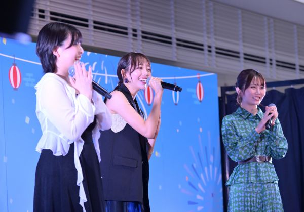 Boostyファンまつりで歌う（右から）秋吉さん、野島さん、三村さん＝2025年9月、東京