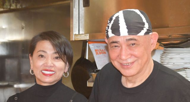 左から吉岡かつ江さん、富佐男さん