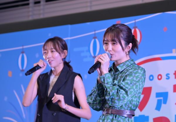 Boostyファンまつりで歌う秋吉優花さん＝2025年9月、東京