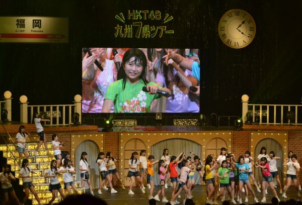 九州7県ツアー福岡公演。「おにぎり」ポーズをする秋吉優花さん＝2014年3月、福岡市